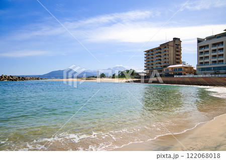 〈鳥取県〉皆生温泉海遊ビーチから見た残雪の大山 3月 〈鳥取県〉皆生温泉海遊ビーチから見た残雪の大山 3月 122068018