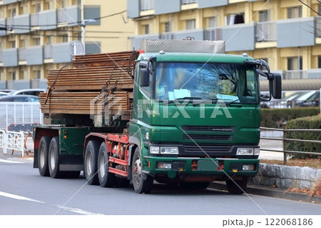 シートパイルを運搬するトラック　イメージ 122068186