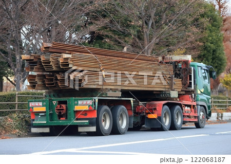 シートパイルを運搬するトラック　イメージ 122068187