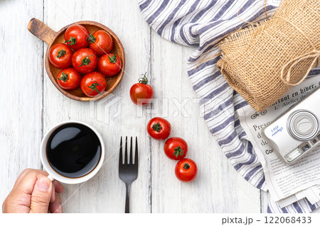 並んだトマトでお洒落にテーブルフォト 122068433