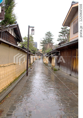 金沢長町武家屋敷跡の石畳の路地 122068508