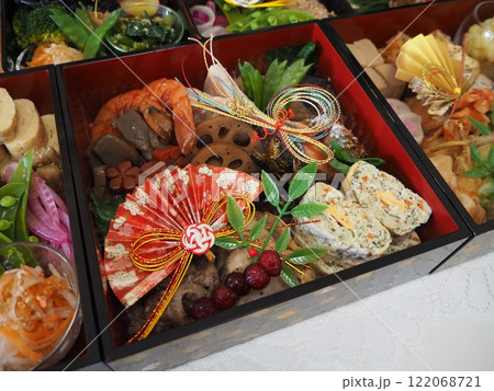2025年、妻の手作り家庭料理、おせち、お正月、家庭団欒、帰省、日本での伝統、幸せ家族 122068721