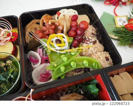 2025年、妻の手作り家庭料理、おせち、お正月、家庭団欒、帰省、日本での伝統、幸せ家族 122068723