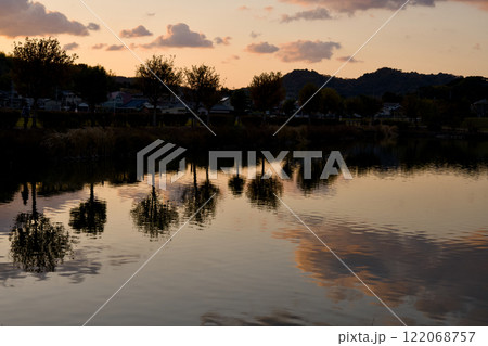 平池緑地公園の夕景 122068757