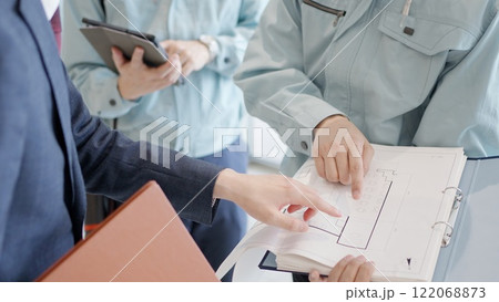 クライアントと打ち合わせをする作業服を着た男性 クライアントと打ち合わせをする作業服を着た男性 122068873