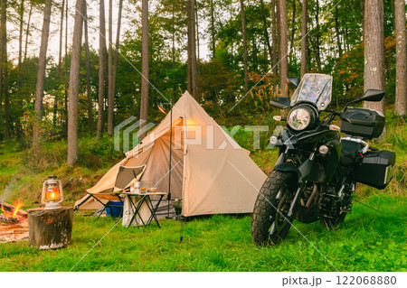 林間サイトにバイクでキャンプツーリング	 122068880