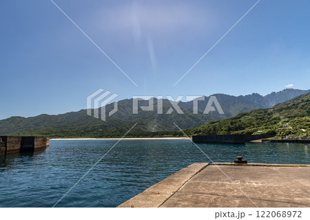 夏空と洋上アルプス屋久島 永田漁港から 夏空と洋上アルプス屋久島 永田漁港から 122068972