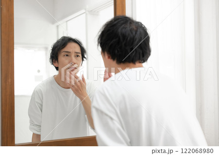 鏡を見るミドル男性 122068980