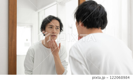 鏡を見るミドル男性 鏡を見るミドル男性 122068984