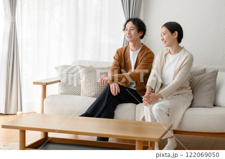 リビングで寛ぐ男女 リビングで寛ぐ男女 122069050
