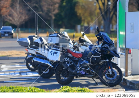 駐車中のオートバイ 122069058