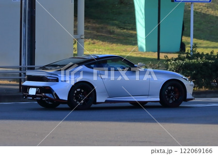 街中を走るスポーツカー　イメージ 122069166