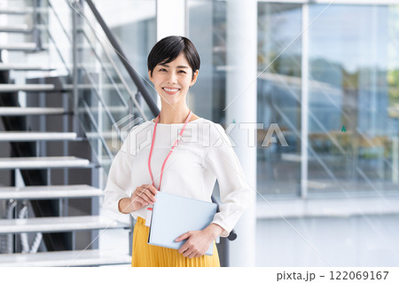 オフィスで働くビジネスウーマン 122069167