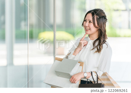 買い物・ショッピング・セール・バーゲンで無駄遣いするビジネスウーマン・女性 買い物・ショッピング・セール・バーゲンで無駄遣いするビジネスウーマン・女性 122069261