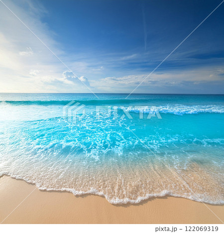美しい青い海と砂浜と青空。水平線。のイラスト素材 [122069319