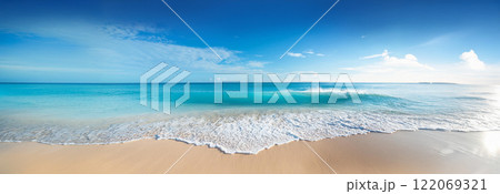 美しい青い海と砂浜と青空。水平線。 122069321