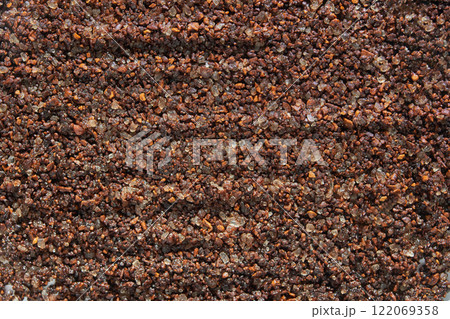 Coarse ground coffee texture with dark brown granules and shimmering highlights Coarse ground coffee texture with dark brown granules and shimmering highlights 122069358