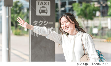 タクシー乗り場でタクシーを待つビジネスウーマン タクシー乗り場でタクシーを待つビジネスウーマン 122069447