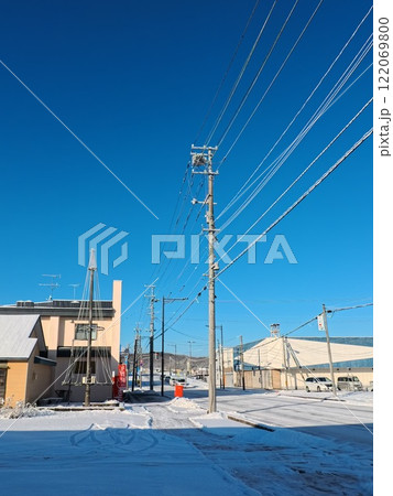 雪の積もった電柱と電線 雪の積もった電柱と電線 122069800
