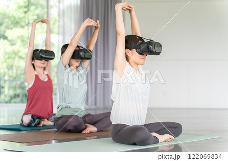 VRゴーグルをつけてヨガをする女性(ヨガ教室) VRゴーグルをつけてヨガをする女性(ヨガ教室) 122069834