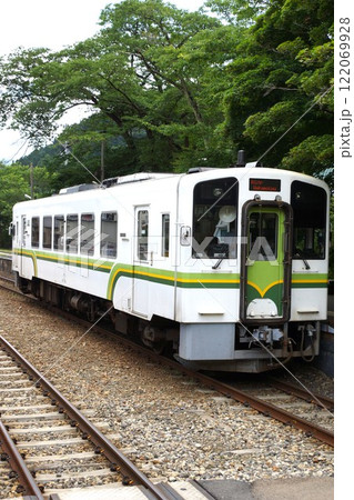 会津鉄道の風景 湯之上温泉駅(レールバス気動車) 会津鉄道の風景 湯之上温泉駅(レールバス気動車) 122069928