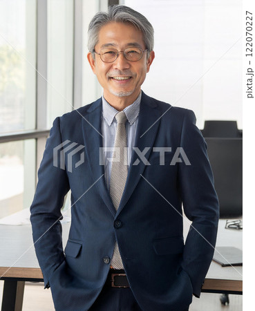 オフィスで撮影された笑顔の50代～60代のビジネスマンのポートレート 122070227
