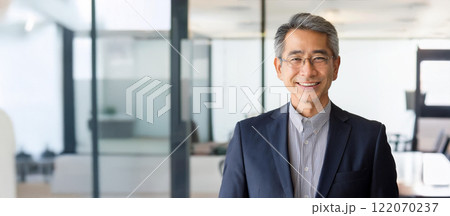 オフィスで撮影された笑顔の50代～60代のビジネスマンのポートレート 122070237