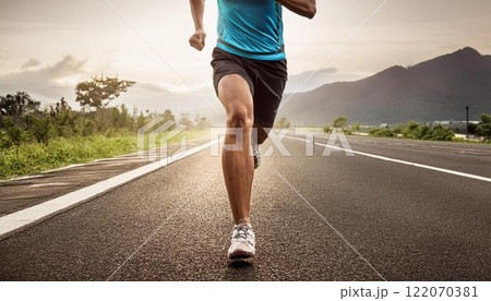 走っているランナーの足 122070381