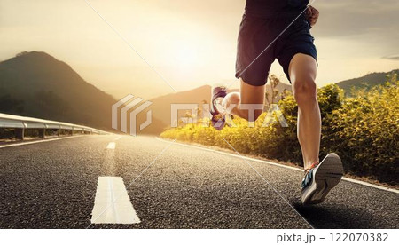走っているランナーの足 走っているランナーの足 122070382