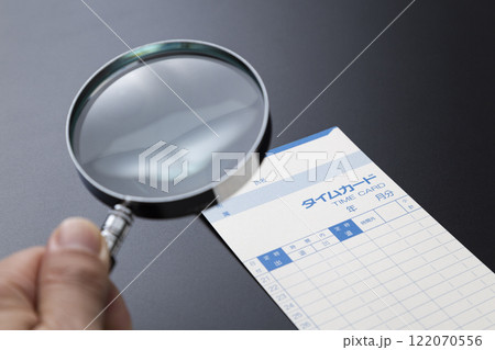 黒背景にタイムカードと虫眼鏡 黒背景にタイムカードと虫眼鏡 122070556