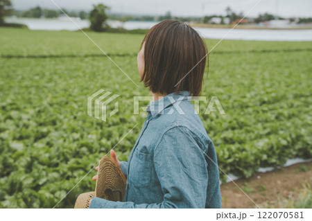 雨模様の日の畑仕事 122070581