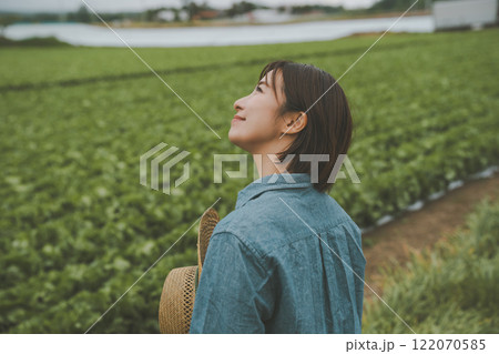 雨模様の日の畑仕事 雨模様の日の畑仕事 122070585