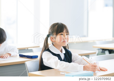 テストを受ける児童 テストを受ける児童 122070902