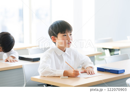 テストを受ける児童 122070903