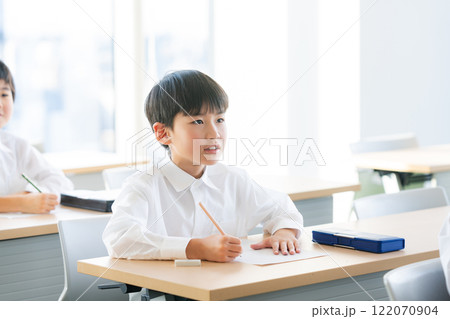 テストを受ける児童 122070904