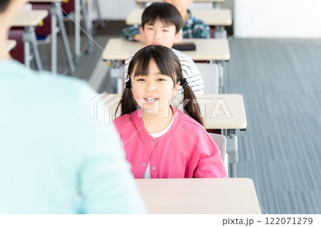教室で授業を受ける小学生 122071279