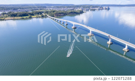 ドローン｜和倉温泉と能登島を結ぶ、七尾湾に架かる能登島大橋の空撮｜令和6年能登半島地震後 122071288