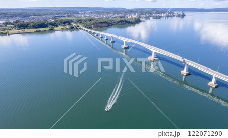 ドローン｜和倉温泉と能登島を結ぶ、七尾湾に架かる能登島大橋の空撮｜令和6年能登半島地震後 122071290