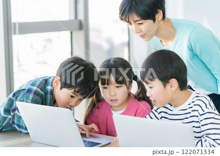 教室でパソコンを操作する小学生 122071334