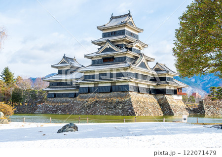 長野県松本市　雪化粧した冬の松本城 122071479
