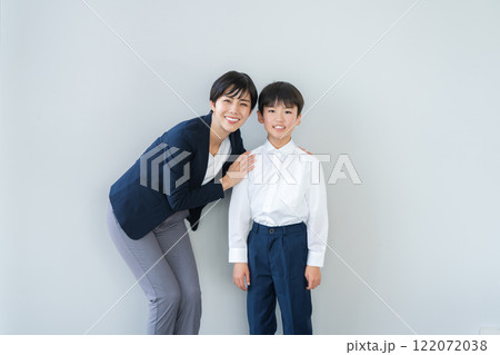 並んで立つ児童と先生 122072038