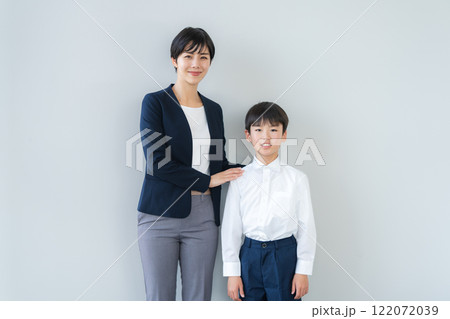 並んで立つ児童と先生 122072039