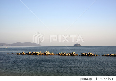 小豆島三都半島より沖合の福部島を眺める-1 122072194
