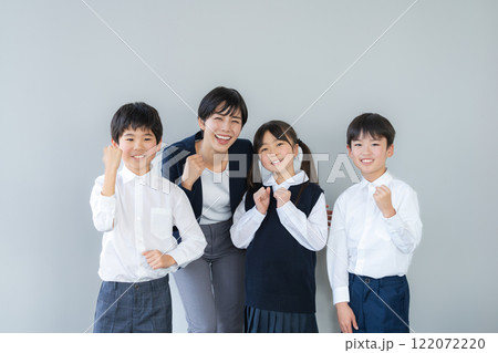 教室に並ぶクラスメイトと先生 教室に並ぶクラスメイトと先生 122072220
