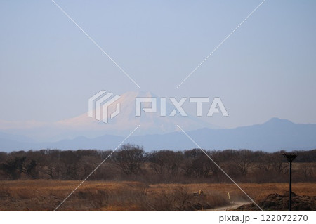 河川から遠くに雪の山が 冬の富士山 渡良瀬 河川から遠くに雪の山が 冬の富士山 渡良瀬 122072270