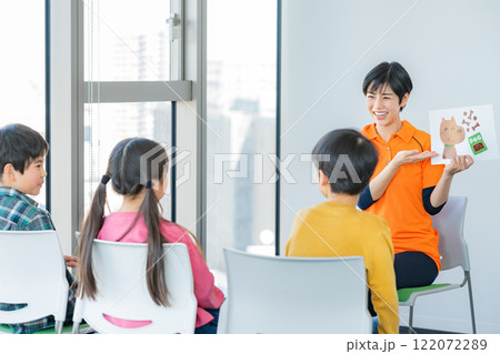 英語を学習する児童 122072289