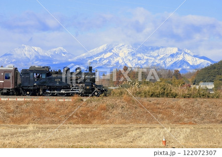真岡鐵道「冬の日光連山背景に走るSLもおか号」 122072307