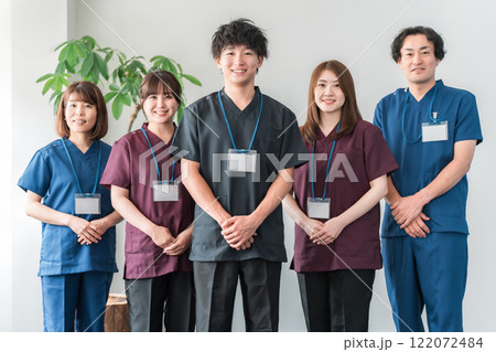 スクラブを着た医師・介護士・整体師の男女 122072484