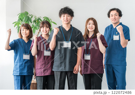 スクラブを着た医師・介護士・整体師の男女 スクラブを着た医師・介護士・整体師の男女 122072486