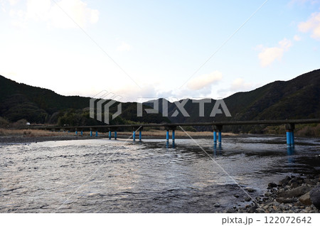 四万十川に架かる佐田沈下橋 四万十川に架かる佐田沈下橋 122072642